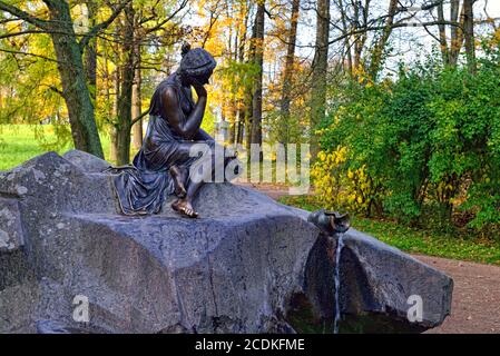 Fountan Mädchen mit Glas in Catherine Park in Puschkin, Russland. Stockfoto