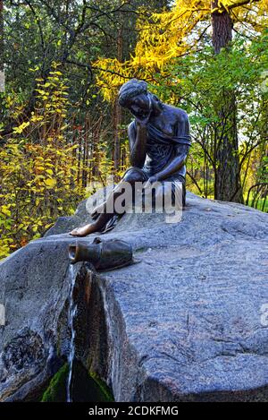 Fountan Mädchen mit Glas in Catherine Park in Puschkin, Russland. Stockfoto