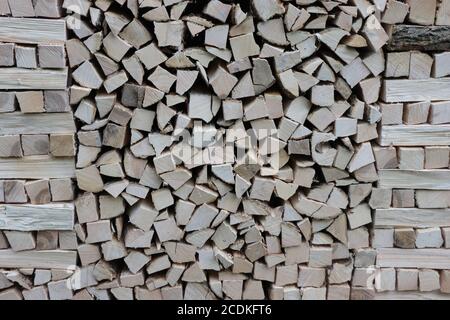Ein Stapel von Baumstämmen vor einem Haus. Stockfoto