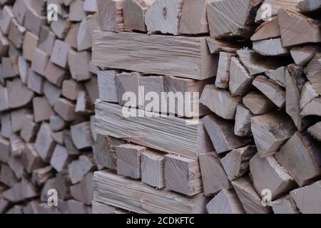 Stapel von Baumstämmen vor einem Haus. Selektiver Fokus. Stockfoto