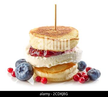 Dessert von Pfannkuchen und Eis mit Marmelade und dekoriert Frische Beeren isoliert auf weißem Hintergrund Stockfoto