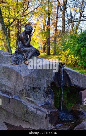 Fountan Mädchen mit Glas in Catherine Park in Puschkin, Russland. Stockfoto