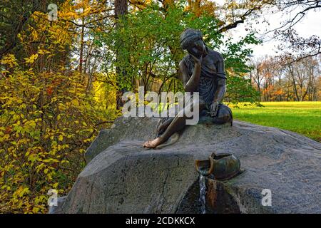 Fountan Mädchen mit Glas in Catherine Park in Puschkin, Russland. Stockfoto