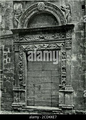 . Collezione di monografie illustrieren . .( .^- U ^ U ,V 10 N X. PALAZZO BOXAPARTE : PORTA D INGRESSO. (Fot. Alinari). Stockfoto