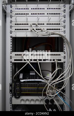 In einem Server-Rack befinden sich viele Patchpanels und Netzwerke Kabel und Netzwerk-Switches Stockfoto