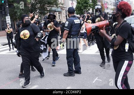 Washington, USA. August 2020. Protestierende der Freedom Fighter DC Bewegung marschieren heute am 28. August 2020 in Washington DC, USA, gegen Polizeibrutalität und definanzieren die Polizei. (Foto von Lenin Nolly/Sipa USA) Quelle: SIPA USA/Alamy Live News Stockfoto