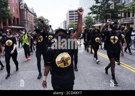 Washington, USA. August 2020. Protestierende der Freedom Fighter DC Bewegung marschieren heute am 28. August 2020 in Washington DC, USA, gegen Polizeibrutalität und definanzieren die Polizei. (Foto von Lenin Nolly/Sipa USA) Quelle: SIPA USA/Alamy Live News Stockfoto