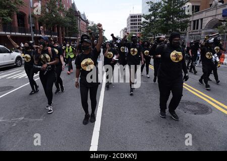 Washington, USA. August 2020. Protestierende der Freedom Fighter DC Bewegung marschieren heute am 28. August 2020 in Washington DC, USA, gegen Polizeibrutalität und definanzieren die Polizei. (Foto von Lenin Nolly/Sipa USA) Quelle: SIPA USA/Alamy Live News Stockfoto