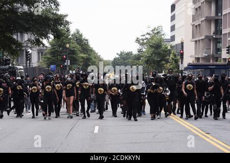 Washington, USA. August 2020. Protestierende der Freedom Fighter DC Bewegung marschieren heute am 28. August 2020 in Washington DC, USA, gegen Polizeibrutalität und definanzieren die Polizei. (Foto von Lenin Nolly/Sipa USA) Quelle: SIPA USA/Alamy Live News Stockfoto