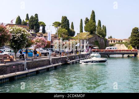 PESCHIERA DEL GARDA, VERONA/ITALIEN - AUGUST 12 : Blick auf den Hafen von Peschiera del Garda, Verona, Trentino, Italien am 12. August 2020. Nicht identifizierte Personen Stockfoto