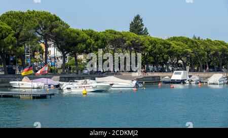 PESCHIERA DEL GARDA, VERONA/ITALIEN - AUGUST 12 : Blick auf den Hafen von Peschiera del Garda, Verona, Trentino, Italien am 12. August 2020. Nicht identifizierte Personen Stockfoto