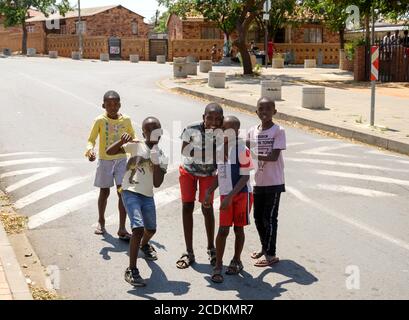 Einheimische Kinder entlang der Vilkazi Straße in der Nähe des Nelson Mandela Hauses, in Soweto. Johannesburg Südafrika. Stockfoto