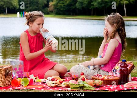 Trinkt etwas Milch Stockfoto