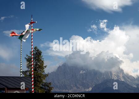 ALLEGHE, VENETIEN/ITALIEN - AUGUST 10 : Flaggen vor den Dolomiten bei Alleghe, Venetien, Italien am 10. August 2020 Stockfoto