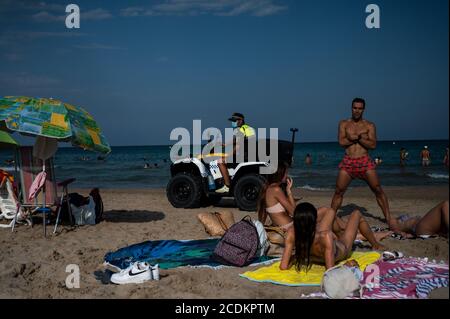 Alicante, Spanien. August 2020. Lokale Polizei Patrouille in San Juan Strand von Alicante als COVID-19 Fälle in Spanien zunehmen. Quelle: Marcos del Mazo/Alamy Live News Stockfoto