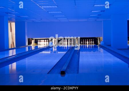 Bowling-Halle. Bowling-Schalen in Reihe. Bowling-Bahnen Stockfoto