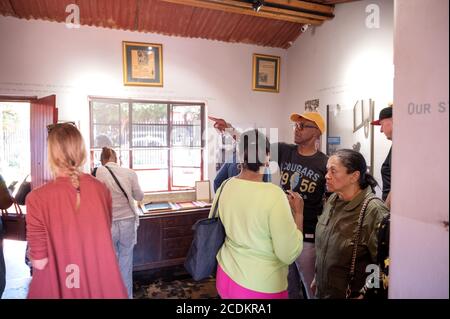 Touristen in Nelson Mandelas Haus in der Vilakazi Straße in Soweto. Johannesburg, Südafrika. Stockfoto