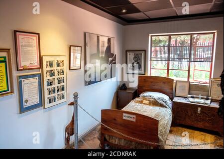 Touristen in Nelson Mandelas Haus in der Vilakazi Straße in Soweto. Johannesburg, Südafrika. Stockfoto