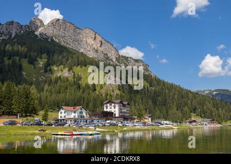 MISURINA-SEE, VENETIEN/ITALIEN - 9. AUGUST : Blick auf den Misurina-See bei Auronzo di Cadore, Venetien, Italien am 9. August 2020. Nicht identifizierte Personen Stockfoto