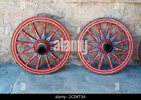 Wagenrad. Nahaufnahme der ein antikes Wagenrad befindet sich in einer Festung. Stockfoto
