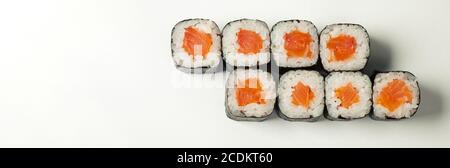 Sushi Maki auf einem weißen Teller. Sushi Roll Maki mit Lachs rotem Fisch. Für die Speisekarte des Restaurants. Nahaufnahme. Platz für Beschriftung Copyspace. Stockfoto