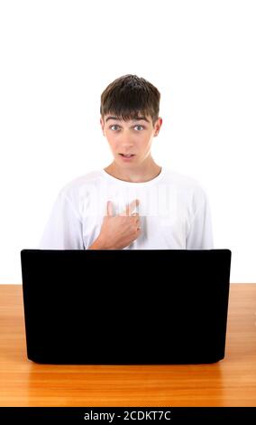 Teenager hinter dem Laptop Stockfoto