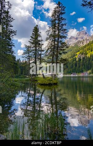 MISURINA-SEE, VENETIEN/ITALIEN - 9. AUGUST : Blick auf den Misurina-See bei Auronzo di Cadore, Venetien, Italien am 9. August 2020 Stockfoto