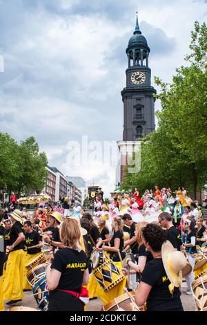 Musikschulgruppe vor der St.-Michaels-Kirche Stockfoto