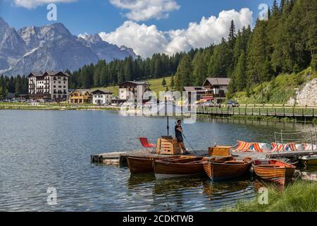 MISURINA-SEE, VENETIEN/ITALIEN - 9. AUGUST : Blick auf den Misurina-See bei Auronzo di Cadore, Venetien, Italien am 9. August 2020. Nicht identifizierte Personen Stockfoto