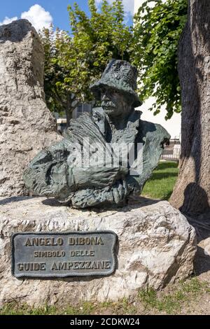 CORTINA D'AMPEZZO, VENETIEN/ITALIEN - 9. AUGUST : Statue des Angelo Dibona Alpine Guide in Cortina d'Ampezzo, Venetien, Italien am 9. August 2020 Stockfoto