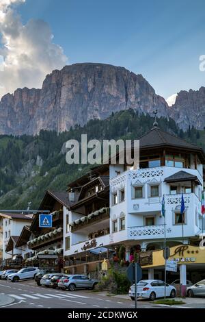 COLFOSCO, SÜDTIROL/ITALIEN - 8. AUGUST 2020: Blick auf die Gebäude in Colfosco, Südtirol, Italien am 8. August. Zwei nicht identifizierte Personen Stockfoto