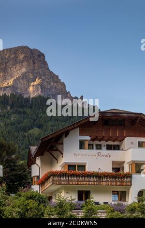 COLFOSCO, SÜDTIROL/ITALIEN - 8. AUGUST 2020: Blick auf ein Gebäude in Colfosco, Südtirol, Italien am 8. August Stockfoto