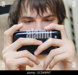 Student sendet Textnachricht Stockfoto