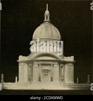 . John Paul Jones' letzte Kreuzfahrt und letzte Ruhestätte der United States Naval Academy . MEMORIAL HALL (BANCROFT HALL), MARINE ACADEMY. DIE GEDÄCHTNISKAPELLE, U. S. MARINEAKADEMIE Gruppe besetzt den Pier am nordwestlichen Ende des Beckens. Es beinhaltet das Power-House, das General Storage Building und das ShopsBuilding. Außerhalb der Grenzen der Naval Academy eigentlichen, und auf dem Land von der Regierung, sind das Krankenhaus, das den Severn River überblickt, und die Marine Barracks. MIDSHIPMENS QUARTERS ODER BANCROFT HALL der Haupteingang zu den Midshipmens Quarters von theYard ist durch ein Gericht von Hon Stockfoto