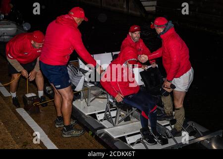 Das vierköpfige Team, das den MND herausfordert, geht an der Ziellinie aus dem Pedalo, nachdem es einen Guinness-Weltrekord gebrochen hat, um in der schnellsten Zeit aller Zeiten die Themse (128 Meilen) in einem Pedalo zu bereisen. Das Team ist von Lechlade nach Teddington Lock gereist, um den aktuellen Guinness-Weltrekord für die Leistung zu brechen, die derzeit bei vier Tagen, 12 Stunden, 49 Minuten und 17 Sekunden liegt - erreicht von einem Team von vier im Jahr 2018. Stockfoto