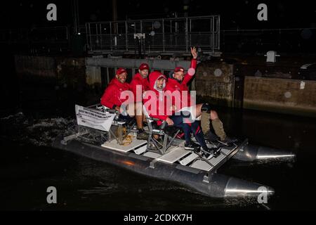 Das vierköpfige Team, das den anspruchsvollen MND repräsentiert, überquert die Ziellinie, nachdem es einen Guinness-Weltrekord gebrochen hat, um in der schnellsten Zeit aller Zeiten die Themse (128 Meilen) in einem Pedalo zu bereisen. Das Team ist von Lechlade nach Teddington Lock gereist, um den aktuellen Guinness-Weltrekord für die Leistung zu brechen, die derzeit bei vier Tagen, 12 Stunden, 49 Minuten und 17 Sekunden liegt - erreicht von einem Team von vier im Jahr 2018. Stockfoto