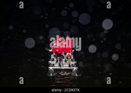 Das vierköpfige Team, das den anspruchsvollen MND repräsentiert, überquert die Ziellinie, nachdem es einen Guinness-Weltrekord gebrochen hat, um in der schnellsten Zeit aller Zeiten die Themse (128 Meilen) in einem Pedalo zu bereisen. Das Team ist von Lechlade nach Teddington Lock gereist, um den aktuellen Guinness-Weltrekord für die Leistung zu brechen, die derzeit bei vier Tagen, 12 Stunden, 49 Minuten und 17 Sekunden liegt - erreicht von einem Team von vier im Jahr 2018. Stockfoto