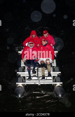 Das vierköpfige Team, das den anspruchsvollen MND repräsentiert, überquert die Ziellinie, nachdem es einen Guinness-Weltrekord gebrochen hat, um in der schnellsten Zeit aller Zeiten die Themse (128 Meilen) in einem Pedalo zu bereisen. Das Team ist von Lechlade nach Teddington Lock gereist, um den aktuellen Guinness-Weltrekord für die Leistung zu brechen, die derzeit bei vier Tagen, 12 Stunden, 49 Minuten und 17 Sekunden liegt - erreicht von einem Team von vier im Jahr 2018. Stockfoto