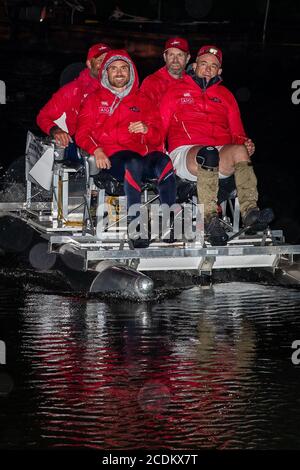Das vierköpfige Team, das den anspruchsvollen MND repräsentiert, überquert die Ziellinie, nachdem es einen Guinness-Weltrekord gebrochen hat, um in der schnellsten Zeit aller Zeiten die Themse (128 Meilen) in einem Pedalo zu bereisen. Das Team ist von Lechlade nach Teddington Lock gereist, um den aktuellen Guinness-Weltrekord für die Leistung zu brechen, die derzeit bei vier Tagen, 12 Stunden, 49 Minuten und 17 Sekunden liegt - erreicht von einem Team von vier im Jahr 2018. Stockfoto