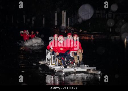 Das vierköpfige Team, das den anspruchsvollen MND repräsentiert, überquert die Ziellinie, nachdem es einen Guinness-Weltrekord gebrochen hat, um in der schnellsten Zeit aller Zeiten die Themse (128 Meilen) in einem Pedalo zu bereisen. Das Team ist von Lechlade nach Teddington Lock gereist, um den aktuellen Guinness-Weltrekord für die Leistung zu brechen, die derzeit bei vier Tagen, 12 Stunden, 49 Minuten und 17 Sekunden liegt - erreicht von einem Team von vier im Jahr 2018. Stockfoto