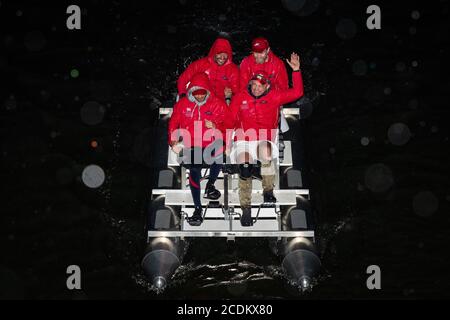 Das vierköpfige Team, das den anspruchsvollen MND repräsentiert, überquert die Ziellinie, nachdem es einen Guinness-Weltrekord gebrochen hat, um in der schnellsten Zeit aller Zeiten die Themse (128 Meilen) in einem Pedalo zu bereisen. Das Team ist von Lechlade nach Teddington Lock gereist, um den aktuellen Guinness-Weltrekord für die Leistung zu brechen, die derzeit bei vier Tagen, 12 Stunden, 49 Minuten und 17 Sekunden liegt - erreicht von einem Team von vier im Jahr 2018. Stockfoto
