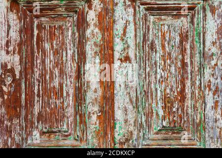 Rich Wood Grain Scheunentor mit Peeling Paint Textur. Stockfoto