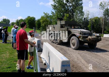 Kleine (COVID-eingeschränkte) Menschenmassen bei der kostenlosen Demonstration eines Militärfahrzeugs im Canadian war Museum, Ottawa, Ontario, Kanada. Stockfoto