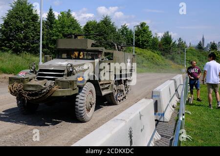 Kleine (COVID-eingeschränkte) Menschenmassen bei der kostenlosen Demonstration eines Militärfahrzeugs im Canadian war Museum, Ottawa, Ontario, Kanada. Stockfoto