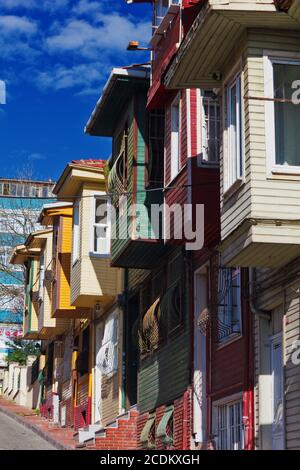 Bunte Straße Szene mit sehr schmalen Haus gemalt. Historische Häuser in Istanbul, Fatich. Stockfoto