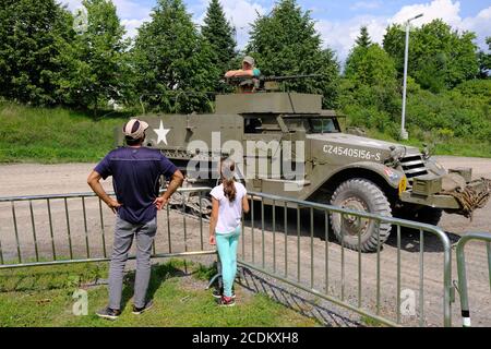 Kleine (COVID-eingeschränkte) Menschenmassen bei der kostenlosen Demonstration eines Militärfahrzeugs im Canadian war Museum, Ottawa, Ontario, Kanada. Stockfoto