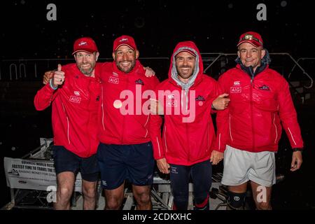 Das Viererteam, das den herausfordernden MND repräsentiert, (von links nach rechts) Alun Thomas, Andy Long, Alex Gibson und Joe Reed, nachdem sie die Ziellinie überquert hatten und einen Guinness-Weltrekord gebrochen hatten, um die Themse (128 Meilen) in der schnellsten Zeit aller Zeiten im Pedalo zu fahren. Das Team ist von Lechlade nach Teddington Lock gereist, um den aktuellen Guinness-Weltrekord für die Leistung zu brechen, die derzeit bei vier Tagen, 12 Stunden, 49 Minuten und 17 Sekunden liegt - erreicht von einem Team von vier im Jahr 2018. Stockfoto