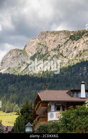 WOLKENSTEIN, SÜDTIROL/ITALIEN - 8. AUGUST 2020: Typisches tiroler Gebäude in Wolkenstein, Südtirol, Italien Stockfoto