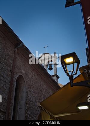 Eine alte Kirche im Stadtzentrum von Zadar in Kroatien, Europa. Ein Kreuz auf zwei Glocken auf dem Dach. Schöner Abendblitz. Stockfoto