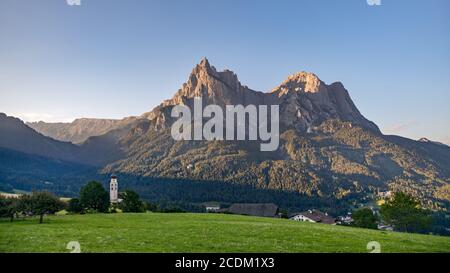 FIE ALLO AM SCHLERN, SÜDTIROL/ITALIEN - 8. AUGUST 2020: Blick auf die Schlernberge Dolomiten, Südtirol, Italien am 8. August Stockfoto